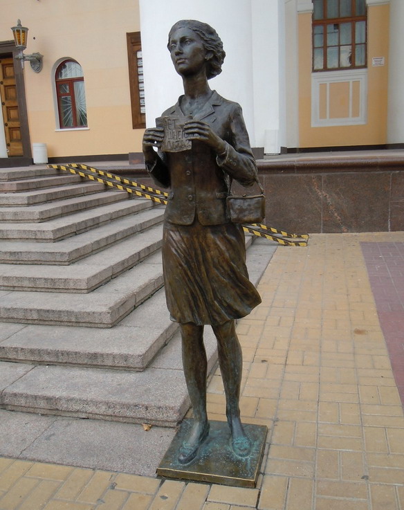 Памятник театральному зрителю. Калуга. Фото